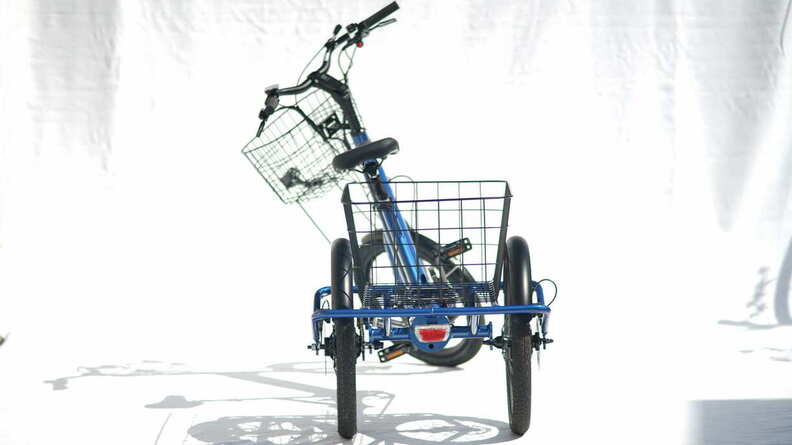 joytrike Dreirad Neigetechnik hinten nach links.JPG
